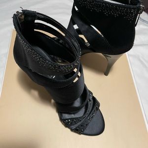 BCBGMaxazria Black Satin heels 7.5